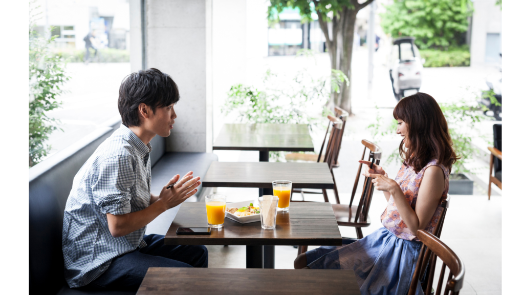 A couple eating out while traveling with food allergies