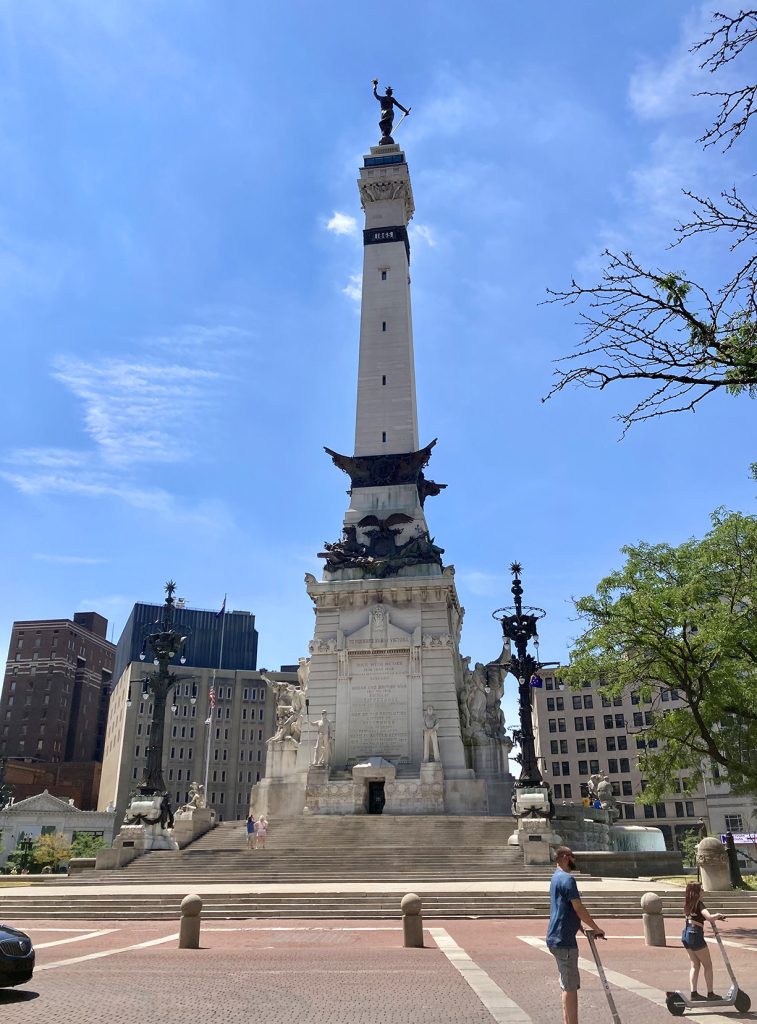 A tall monument in downtown Indianapolis